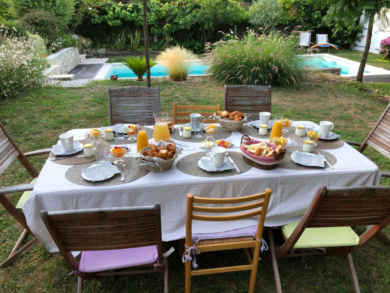 Logis Du Lievre D'Or Bed & Breakfast Montbazon Exterior photo